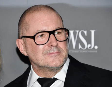 Jony Ive discută despre interfețele mașinilor electrice Ferrari și experiența de conducere.