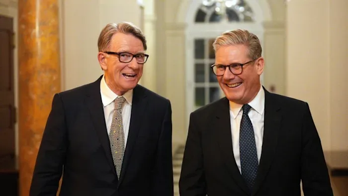 Keir Starmer și Peter Mandelson discutând într-un cadru oficial.