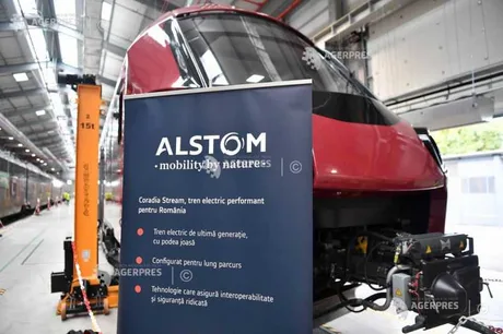 Stand Alstom cu tren electric pentru România, evidențiind inovațiile tehnologice.
