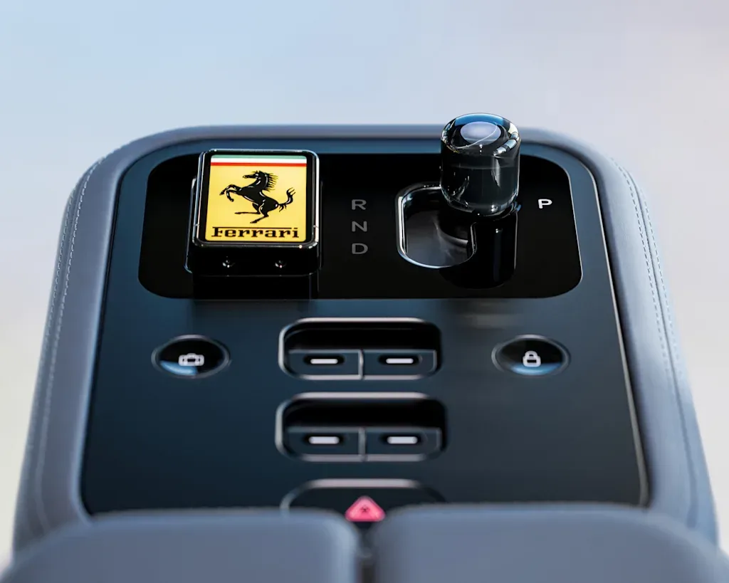 Interior modern al unui Ferrari electric cu detalii elegante.