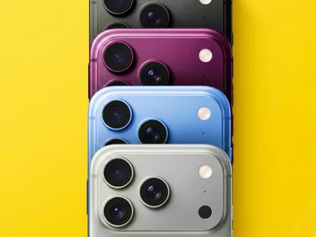 Modele de telefoane cu camere multiple pe fundal galben.
