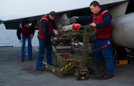 Tehnicieni pregătesc rachete pentru avioanele de luptă Rafale.