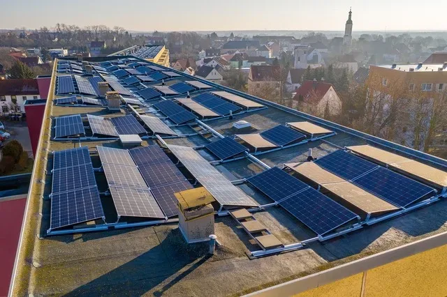Panouri solare instalate pe o clădire, contribuind la energia regenerabilă.