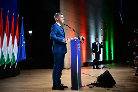 Péter Magyar discutând la Parlamentul European despre fonduri UE.