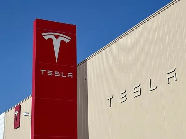 Logo-ul Tesla pe clădirea companiei, evidențiind inovația în tehnologie.