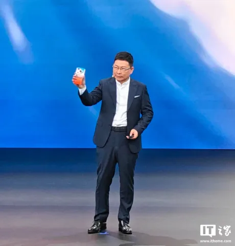 Prezentare a noului smartphone Huawei Pura 90 Pro Max pe scenă.