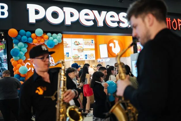 Inaugurarea restaurantului Popeyes din Târgu Mureș a atras mulți clienți entuziaști.