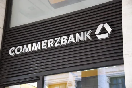 Logo-ul Commerzbank pe o clădire modernă din Germania.