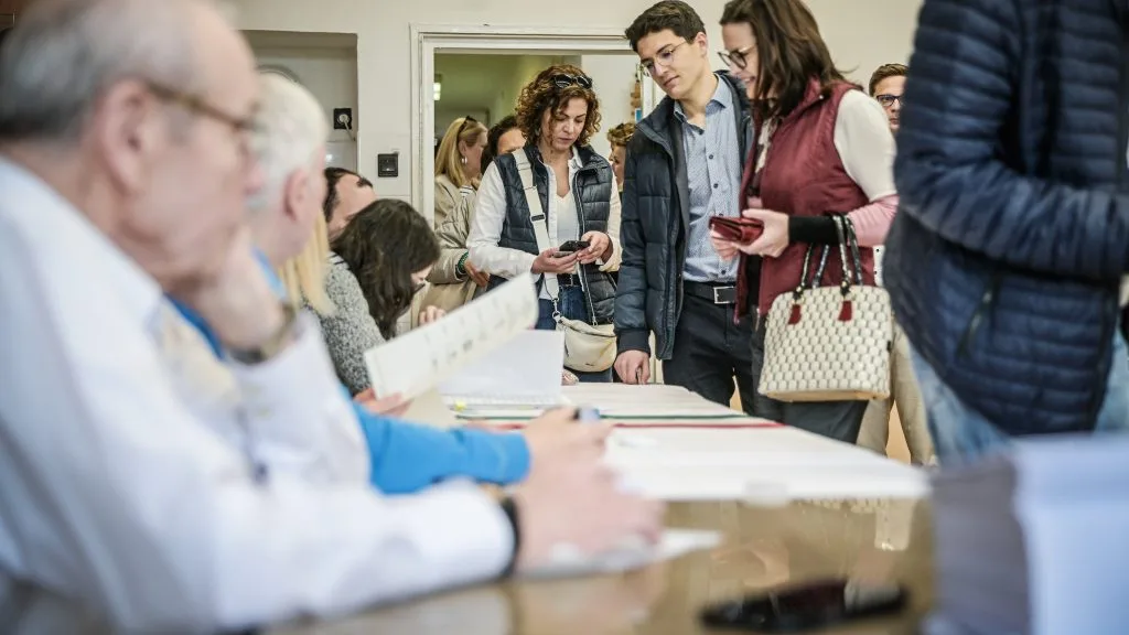 Alegători așteptând să voteze într-o secție electorală din Ungaria.