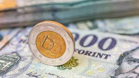 Monede de forint ungar pe un fundal de bancnote.