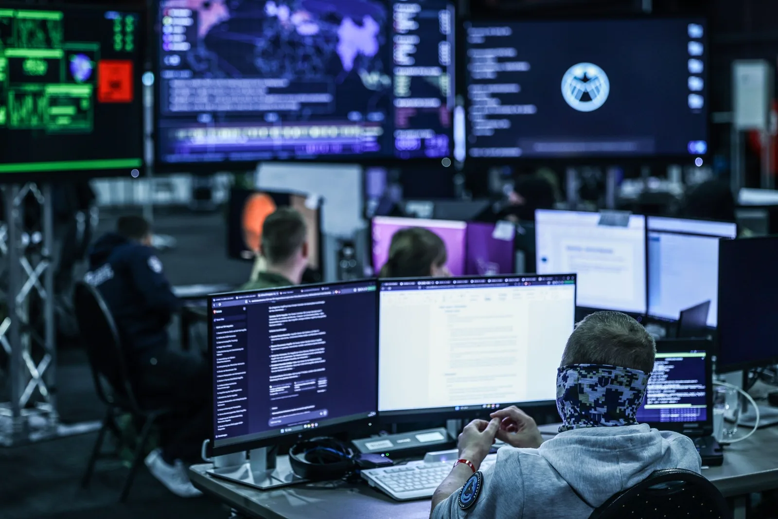 Participanți la exercițiul NATO de apărare cibernetică în București.