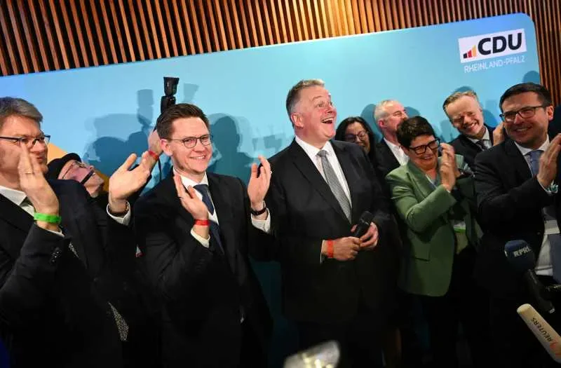 Susținători CDU aplaudă la un eveniment electoral recent.