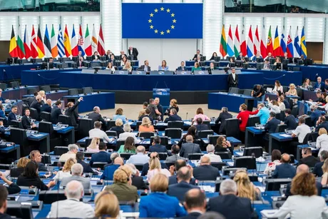 Reuniune a Parlamentului European cu reprezentanți din diverse țări membre.