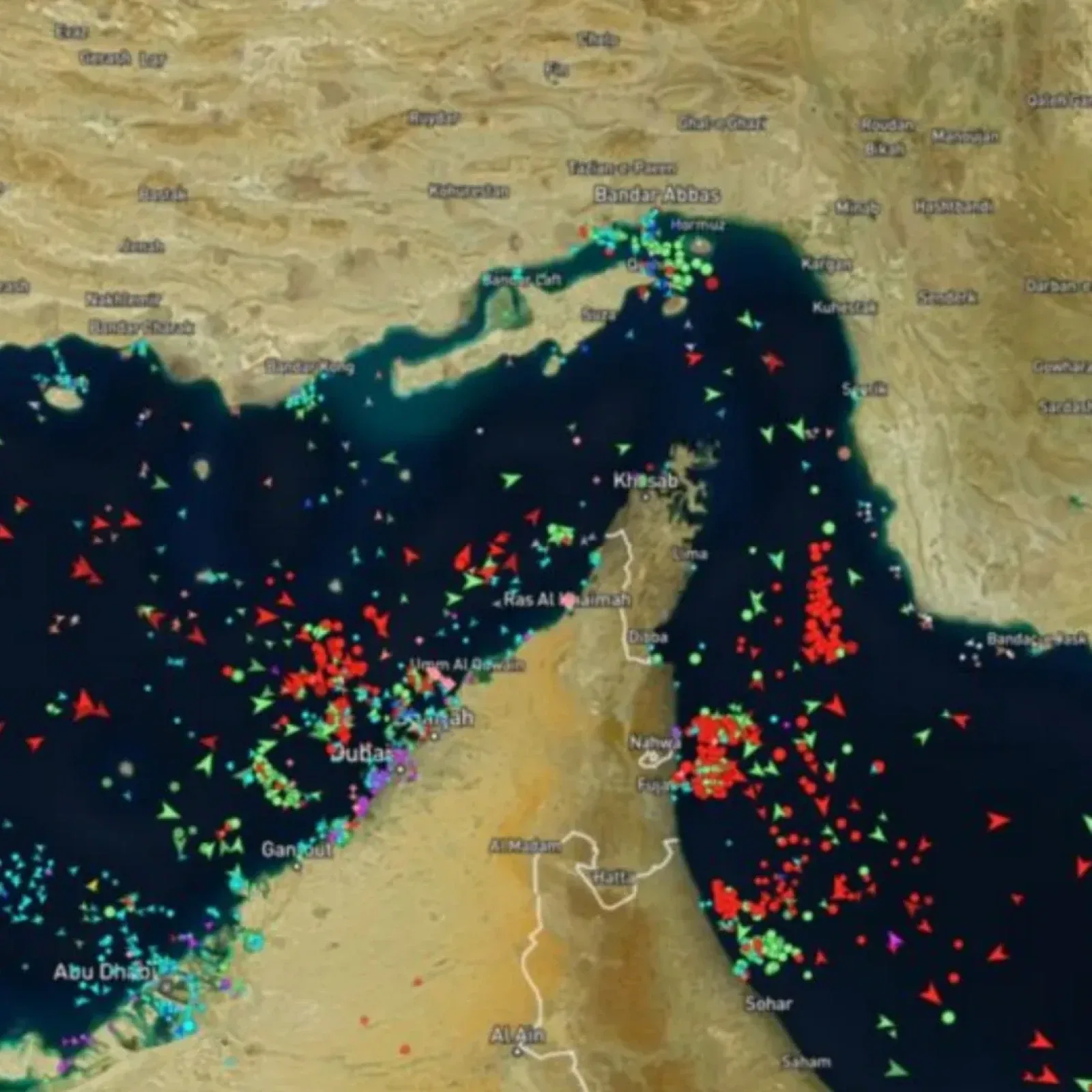 Harta Strâmtorii Ormuz cu nave de diverse tipuri în trafic maritim.