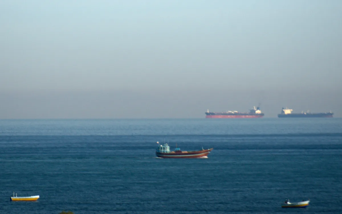 Nave pe fundalul liniștit al Golfului Persic