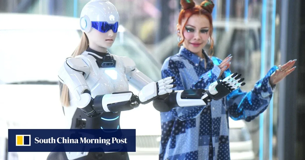 Roboți umanoizi interacționând cu oameni într-un mediu urban modern.