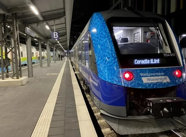 Tren cu hidrogen la stație, pregătit pentru călători.