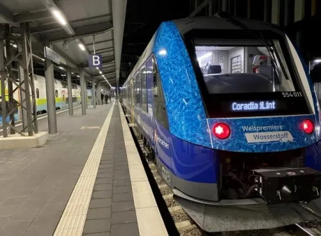 Tren cu hidrogen la stație, pregătit pentru călători.