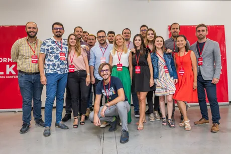 Echipa 2Performant la o conferință, pregătindu-se pentru expansiune internațională.