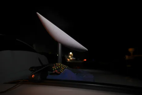 Antena Starlink instalată pe un vehicul, utilizată pentru comunicații în Iran.