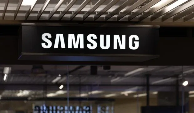 Logo-ul Samsung într-un birou modern din Coreea de Sud.