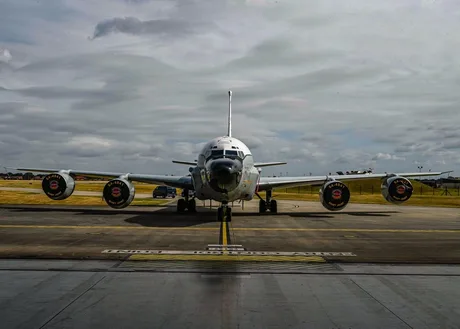 Avion de recunoaștere pregătit pentru zbor pe un aeroport.