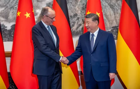 Xi Jinping și Friedrich Merz strâng mâinile într-o întâlnire diplomatică la Beijing.