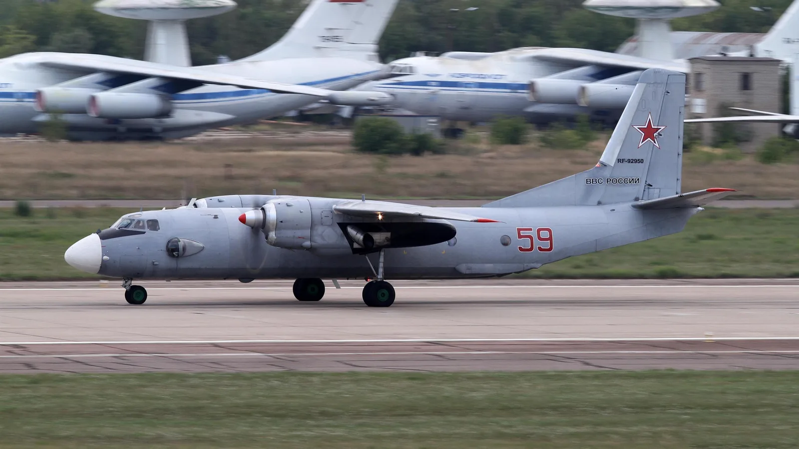 Avion militar An-26 în timpul decolării, utilizat pentru transporturi militare.