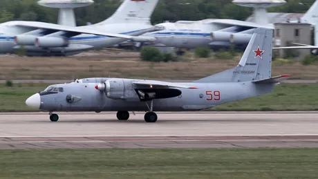 Avion militar An-26 în timpul decolării, utilizat pentru transporturi militare.