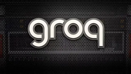 Logo-ul Groq pe un fundal texturat, simbolizând inovația în cloud.