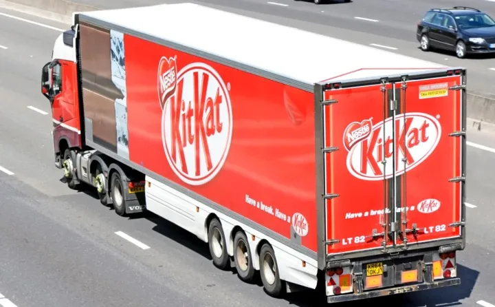 Camion cu batoane KitKat pe autostradă, în timpul transportului.