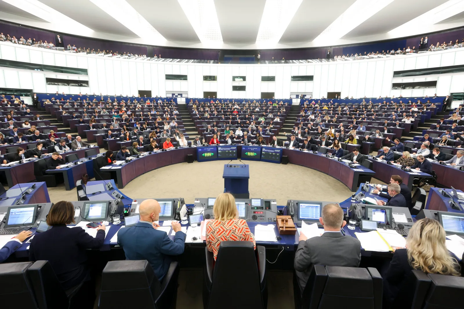 Sesiune de dezbatere în Parlamentul European, cu mulți participanți prezenți.