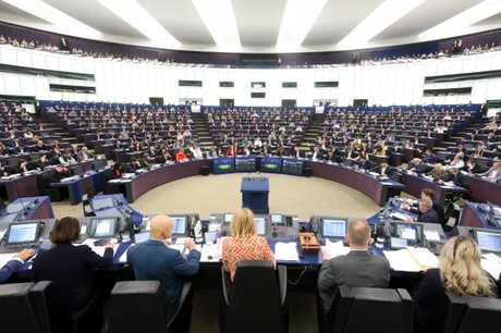 Sesiune în Parlamentul European, cu eurodeputați la lucru.