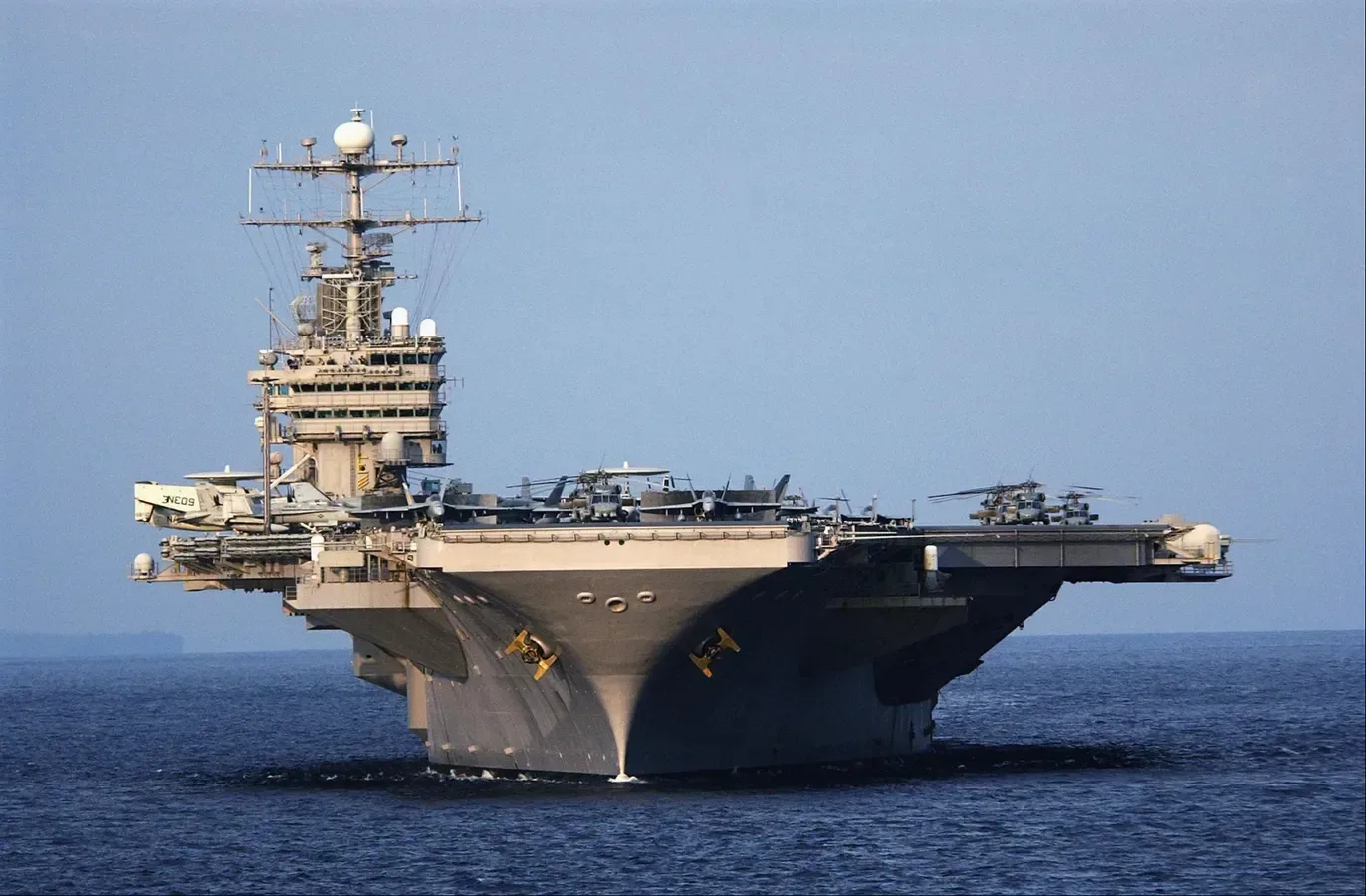 Portavion american pe mare, simbol al puterii navale.