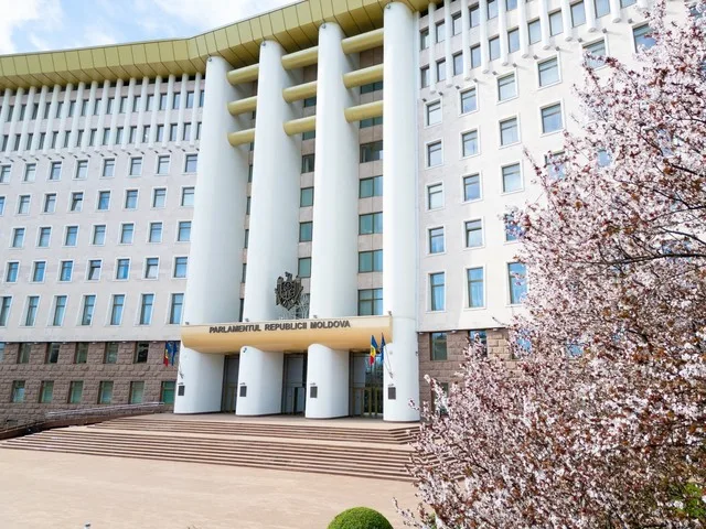 Clădirea Parlamentului Republicii Moldova înconjurată de flori primăvăratice.
