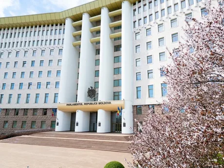 Clădirea Parlamentului Republicii Moldova înconjurată de flori primăvăratice.