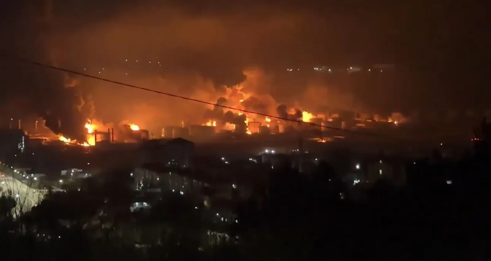 Incendiu puternic la rafinăria din portul Tuapse, după atacul cu drone.