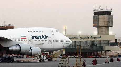 Aeronave IranAir la sol, în fața turnului de control al aeroportului.