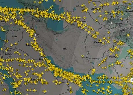 Harta cu avioane zburând deasupra Iranului, evidențiind activitatea aeriană intensă.