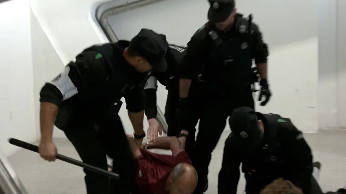 Intervenția poliției basce la aeroportul din Bilbao a generat controverse și arestări.