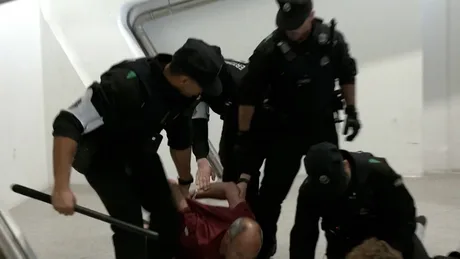 Intervenția poliției basce la aeroportul din Bilbao a generat controverse și arestări.