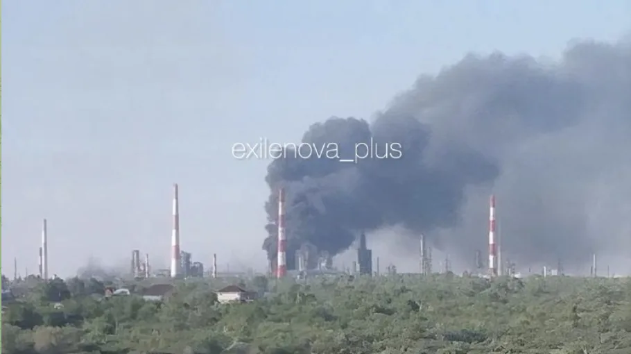 Fum gros se ridică deasupra unei facilități industriale afectate.