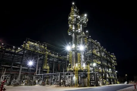 Instalație industrială iluminată noaptea, simbol al investițiilor OMV Petrom.