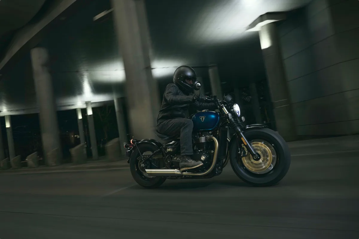 Motocicletă Triumph în mișcare pe străzile din București, noapte urbană