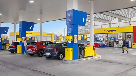 Stație de alimentare Petrom cu clienți la pompă și prețuri reduse.