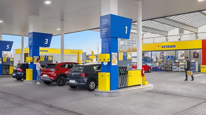 Stație de alimentare Petrom cu clienți la pompă și prețuri reduse.