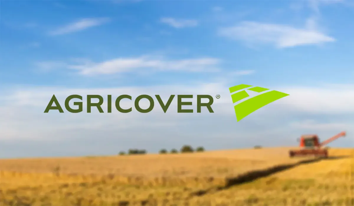 Logo Agricover pe fundal de câmp agricol sub un cer senin.