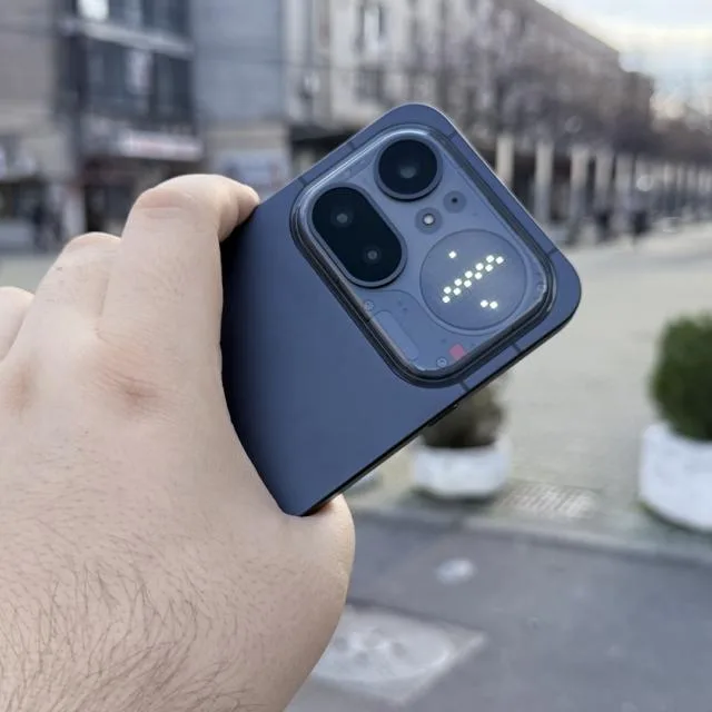 Un smartphone inovator cu design modern și specificații avansate, surprinzător sub 3000 lei.