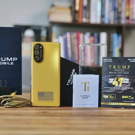 Smartphone-ul T1 de la Trump Mobile, cu design auriu și steagul american.