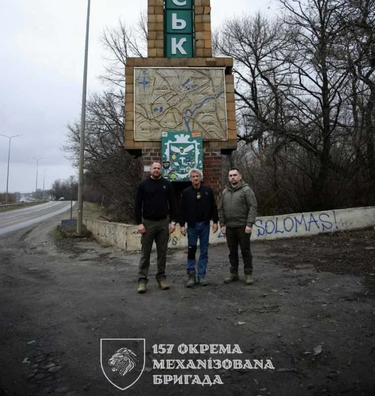 Sean Penn întâlnindu-se cu soldați ucraineni în Sloviansk, aproape de linia frontului.